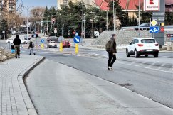 Biegają pomiędzy autami. Lata temu doszło tu do śmiertelnego wypadku - foto