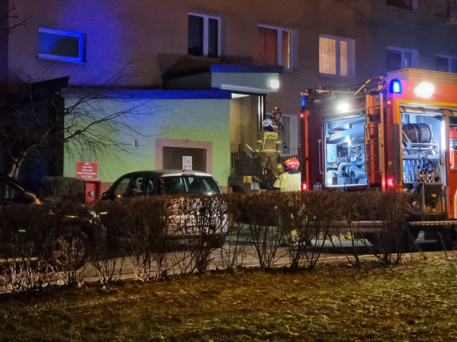 Zadymienie w wieżowcu. Na miejsce akcji skierowano cztery zastępy - foto