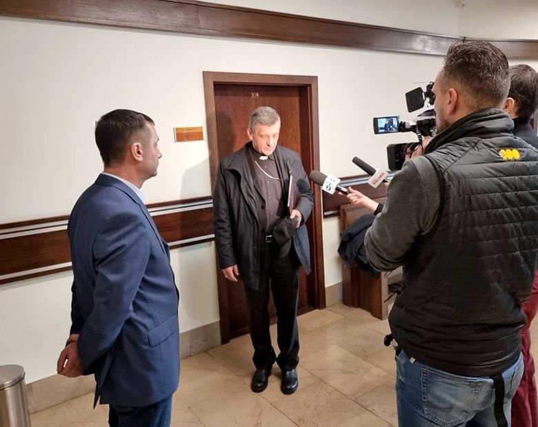 Biskup stanął przed sądem. Po rozprawie nie chciał rozmawiać z mediami - WIDEO