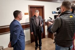Biskup stanął przed sądem. Po rozprawie nie chciał rozmawiać z mediami - WIDEO