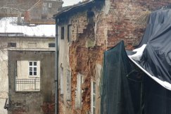 Tragedia wisi w powietrzu. Każdego dnia sypie się ściana zabytkowej kamienicy