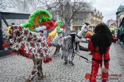 Bezczelni i rubaszni. Głośny korowód bawił i zwracał uwagę przechodniów ZDJĘCIA