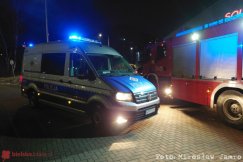 Zderzenie aut na łuku drogi. W momencie zdarzenia mocno sypał śnieg - foto