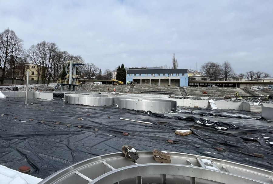 Tak zmienia się miejskie kąpielisko. Basen oddadzą przed wakacjami? - foto