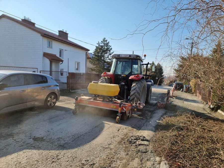 Drogi w kurzu i błocie. Dziesięć ciężarówek w ciągu godziny - foto