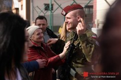 Duma, radość oraz łzy. Ochotnicy złożyli przysięgę w bielskich koszarach ZDJĘCIA