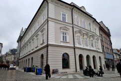 To element ożywienia wymarłej ulicy. Siedziba w pięknie odnowionym zabytku - foto