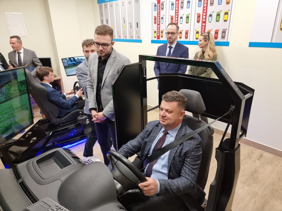 Będą szkolić kierowców na symulatorach. Spółka objęła patronat - foto