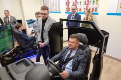 Będą szkolić kierowców na symulatorach. Spółka objęła patronat - foto