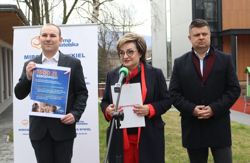 Dodatek „babciowy” ma pomóc młodym rodzicom. Politycy w przedszkolu - foto