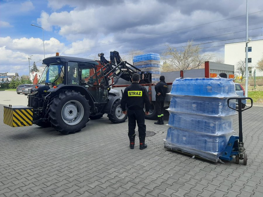 Służby dowożą wodę potrzebującym. Trzeba zadzwonić pod specjalny numer