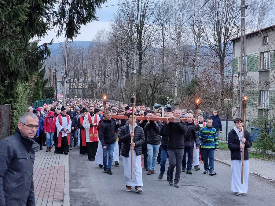 Tłum wiernych na drodze krzyżowej. Uroczystość przeszła ulicami miasta - foto