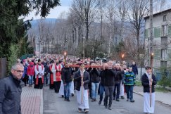Tłum wiernych na drodze krzyżowej. Uroczystość przeszła ulicami miasta - foto