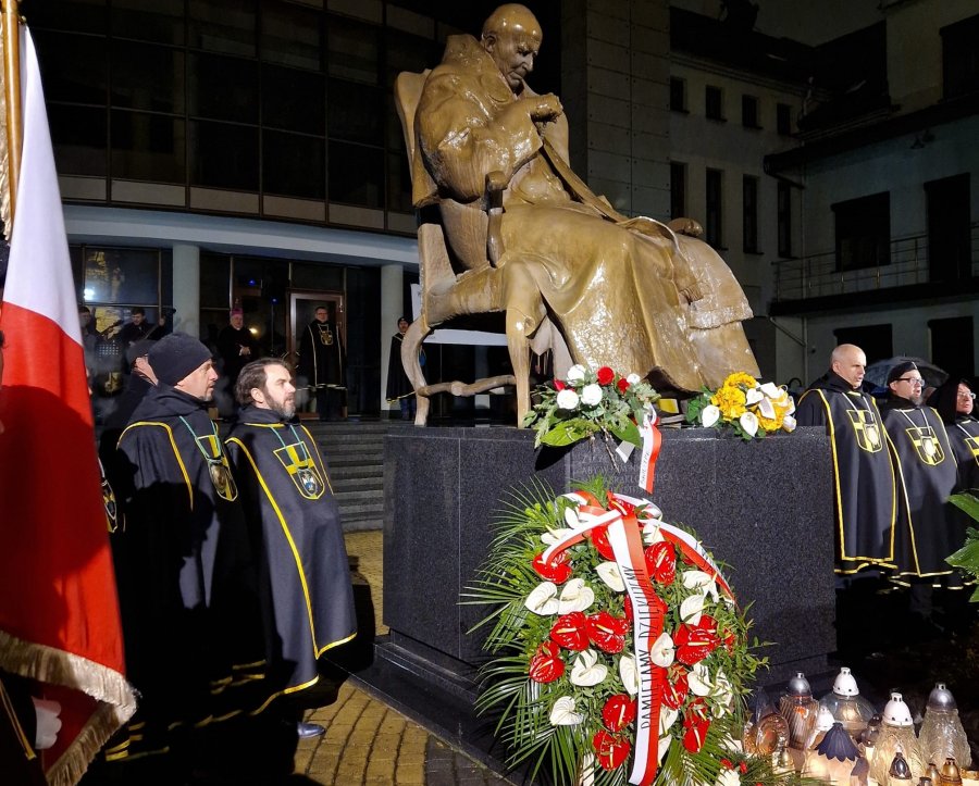 Rycerstwo i wierni przed pomnikiem. Bez podtekstów politycznych? - foto