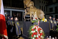 Rycerstwo i wierni przed pomnikiem. Bez podtekstów politycznych? - foto