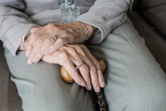 Samotność niejedno ma imię. Starają się cieszyć małymi rzeczami i trzymać razem