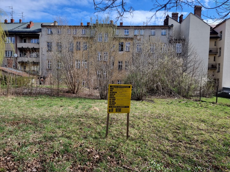 Budują blok w pobliżu placu Chrobrego. Wbito tablicę budowlaną - foto