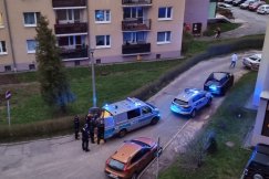 Brawurowa akcja policji w centrum osiedla. Schwytali i zakuli podejrzanego - foto