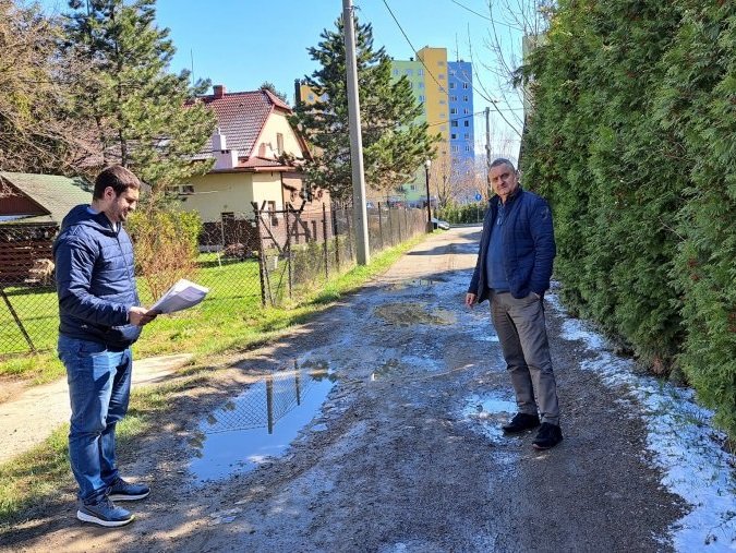 Wzięli się za łatanie dziur. Remonty na wielu bielskich osiedlach - foto