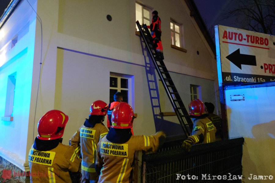 W zamku złamał się klucz. Ratownicy użyli drabiny i weszli przez okno - foto