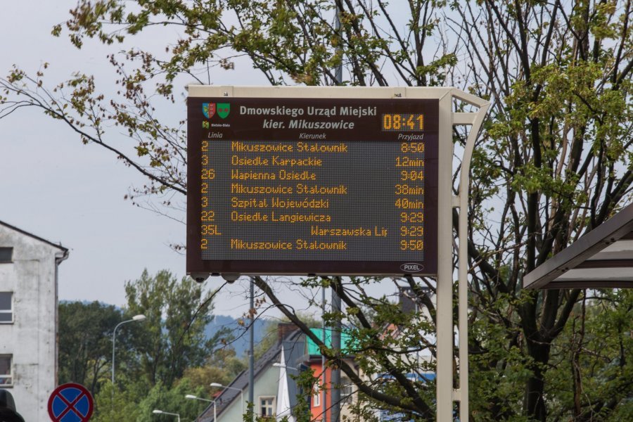 Ludzie stali i czekali na autobus. Dlaczego tablice wprowadzały w błąd?