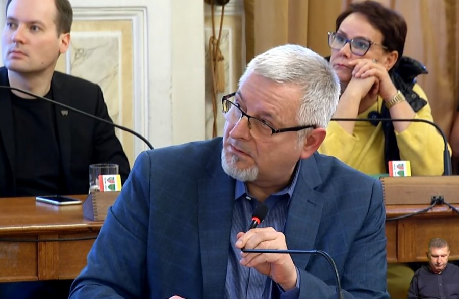 „Od początku panowaliśmy nad awarią”. Radni prezydenta nie udzielili głosu i milczeli jak zaklęci