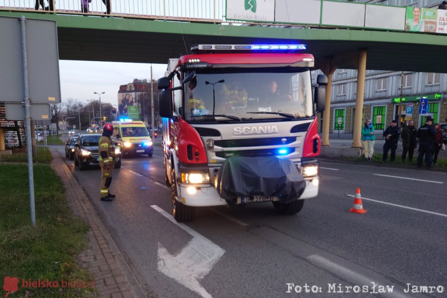 Skoczył z wiaduktu na dach autobusu. Następnie upadł na jezdnię - foto