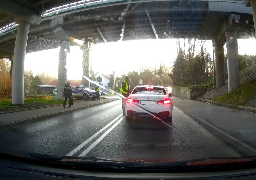 Niebezpieczna kontrola pod wiaduktem? Policja odpiera zarzuty - foto