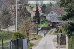 Odcięci od świata. Zostali mieszkańcami miasta, ale drogi ciągle nie ma - foto