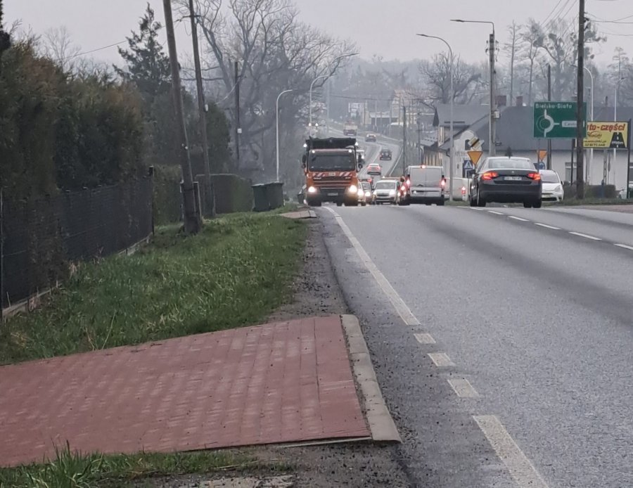 Z posesji wprost na drogę wojewódzką. Kto ma wybudować kawałek chodnika? - foto