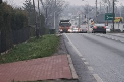 Z posesji wprost na drogę wojewódzką. Kto ma wybudować kawałek chodnika? - foto