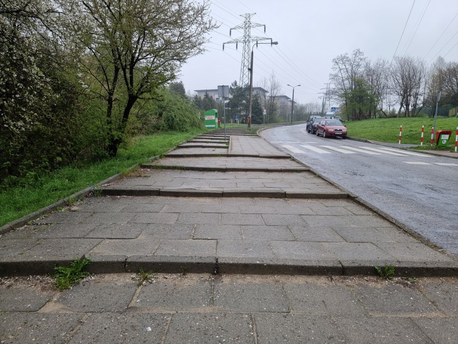Ogromna kwota na chodnik przed kościołem. 4 lata proszenia o remont - foto