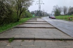 Ogromna kwota na chodnik przed kościołem. 4 lata proszenia o remont - foto