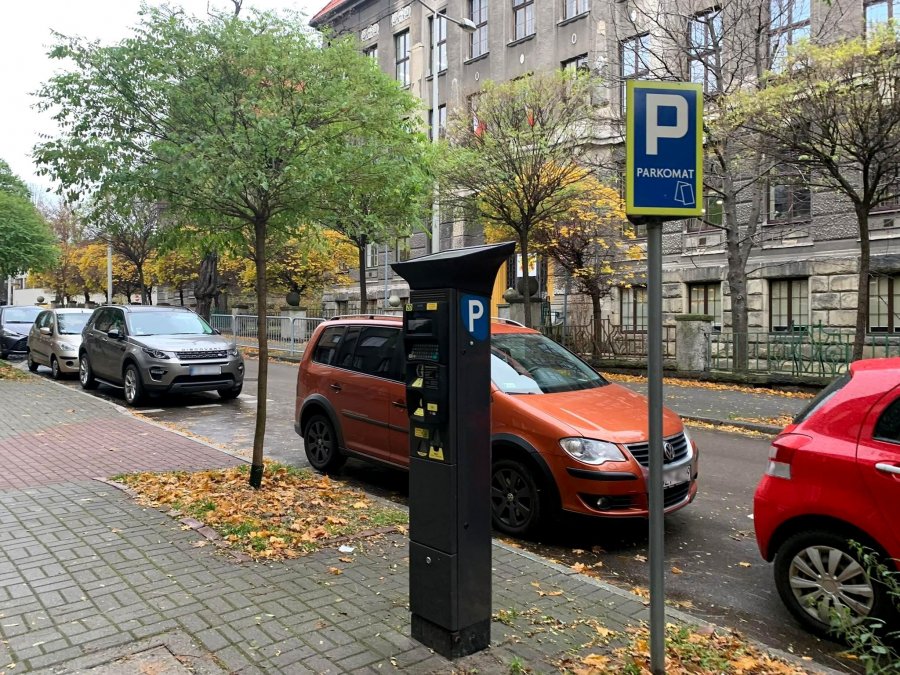 Przy parkowaniu wpisał numery innego auta. Bardzo kosztowna pomyłka