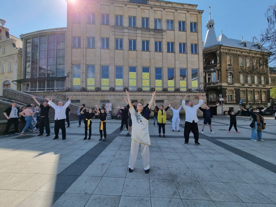 Wachlarze, szable i muzyka. Mieszkańcy dołączyli do ćwiczących na placu - foto
