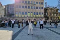 Wachlarze, szable i muzyka. Mieszkańcy dołączyli do ćwiczących na placu - foto