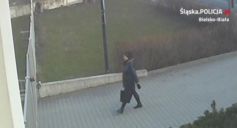 Uszkodziła bramę instytucji. Rozpoznajesz tę kobietę lub samochód? ZDJĘCIA