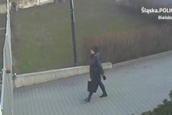 Uszkodziła bramę instytucji. Rozpoznajesz tę kobietę lub samochód? ZDJĘCIA