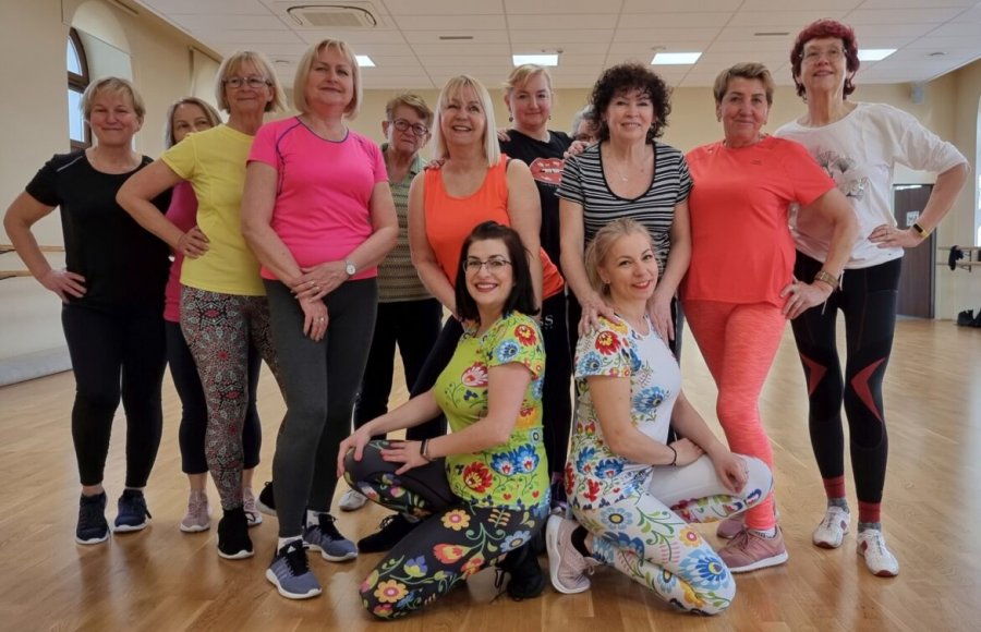 Roztańczeni seniorzy. Niejedna z tych pań zawstydziłaby nastolatkę WIDEO