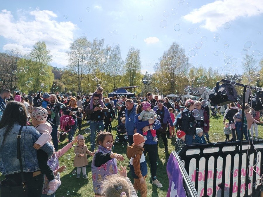 Dziecięcy śmiech i psi bohater. Całe rodziny świetnie się bawiły ZDJĘCIA i FILM