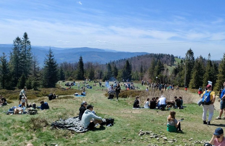 Auta w lasach, tłumy na szlakach. Bielszczanie i turyści ruszyli w góry - foto