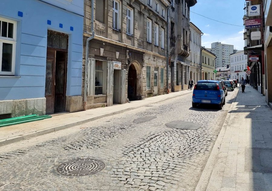 Na miesiąc zamkną ulicę w centrum. Będą poprawiać zapadającą się kostkę MAPA