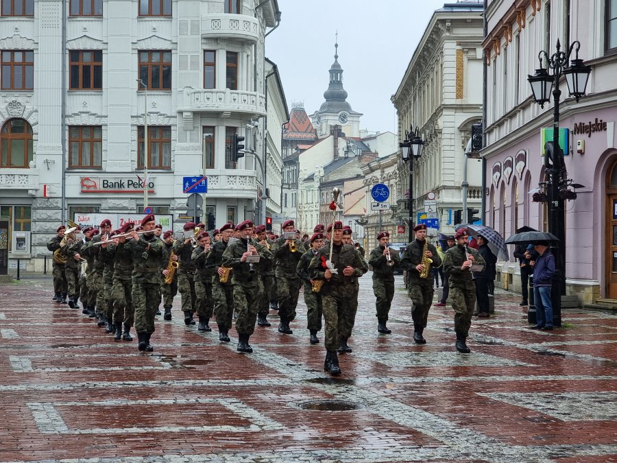 Witaj, majowa jutrzenko! Uroczystości i defilada w strugach deszczu - foto
