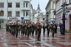 Witaj, majowa jutrzenko! Uroczystości i defilada w strugach deszczu - foto