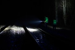 Siedział na słupie i odcinał sieć trakcyjną. Ich łupem miały paść „dropsy” - foto