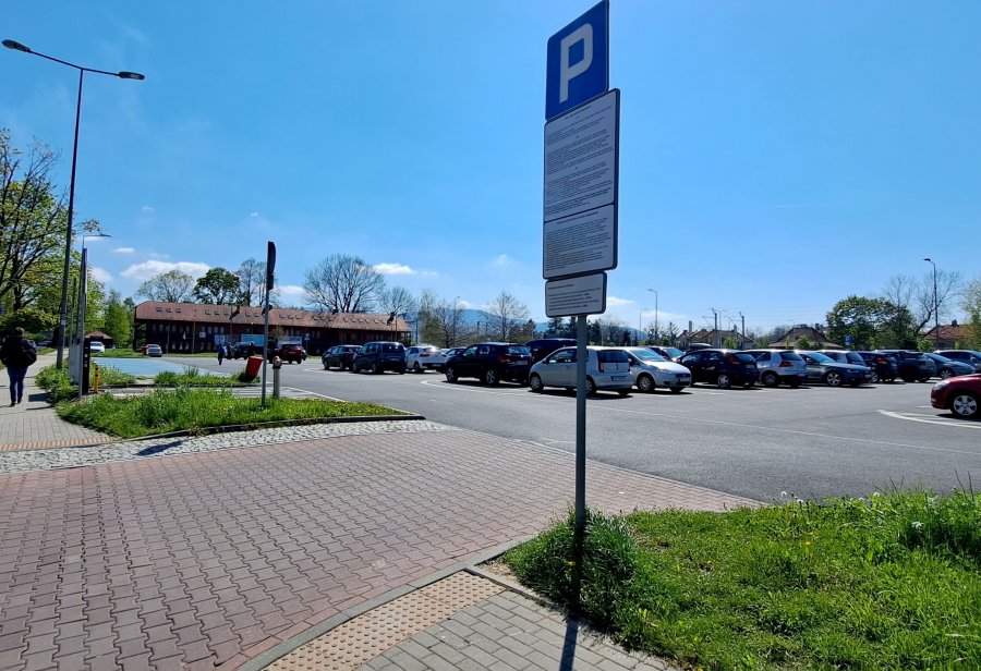 „To działanie na szkodę mieszkańców”. Za parking zapłacisz... w kasie przy szpitalu?