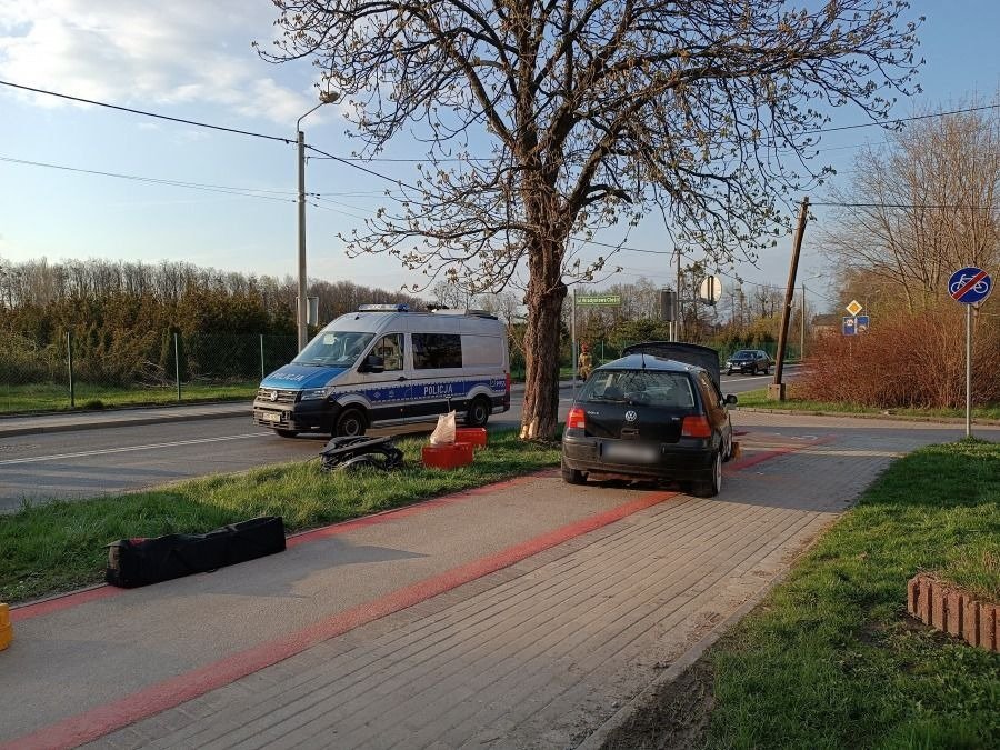 Policja apeluje do świadków. Kierowca doznał poważnych obrażeń ciała - foto