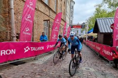 Pogoda popsuła kryterium uliczne. Kolarze walczyli na śliskich „kocich łbach” ZDJĘCIA