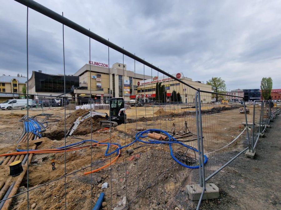 Plac dalej rozkopany. Będzie kolejny aneks przedłużający termin? - foto