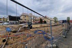 Plac dalej rozkopany. Będzie kolejny aneks przedłużający termin? - foto